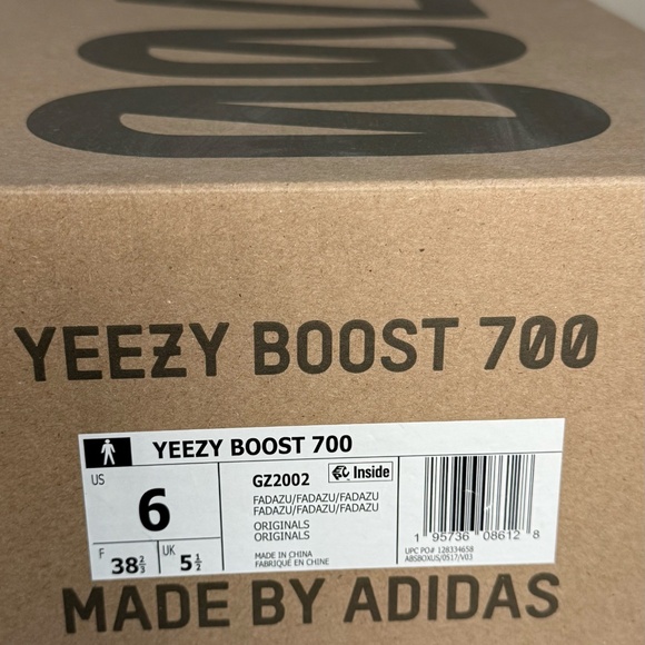 Yeezy Boost 700 Originals - Picture 4 of 9
